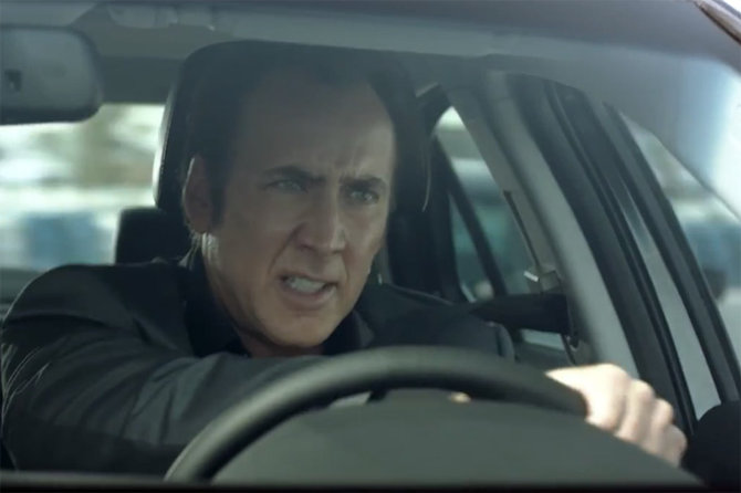 Kadras iš vaizdo siužeto/Nicolas Cage'as vairuoja „BAIC Senova D Sedan“
