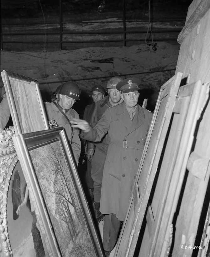 JAV generolas D.Eisenhoweris apžiūrinėja nacių pavogtus paveikslus