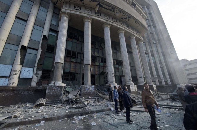 Likus kelioms valandoms iki balsavimo apylinkių atidarymo Kaire prie vienų teismo rūmų sprogo bomba