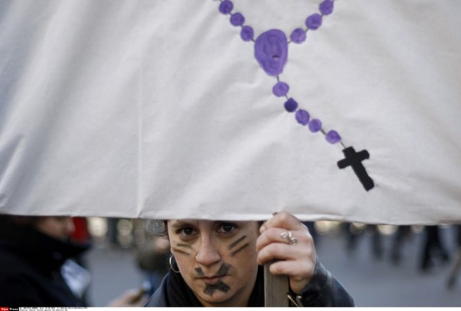 „Scanpix“ nuotr./Ispanai protestuoja prieš abortų draudimo įstatymą