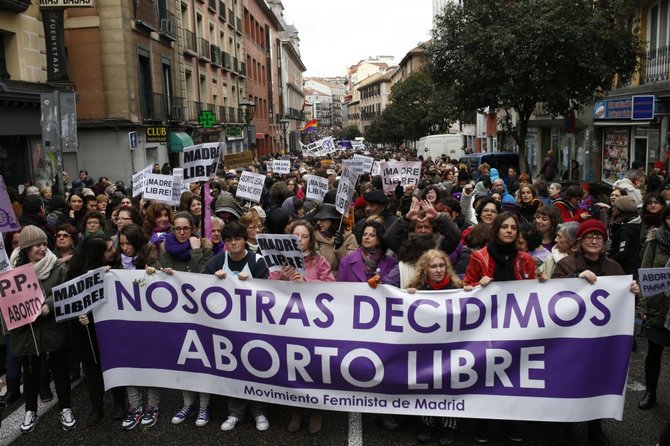 „Scanpix“ nuotr./Ispanai Madride protestuoja prieš abortų draudimo įstatymą