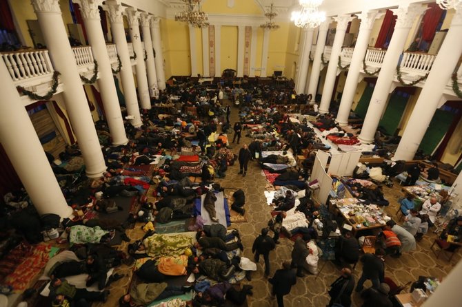 „Reuters“/„Scanpix“ nuotr./Protestuotojai miega Kijevo rotušėje