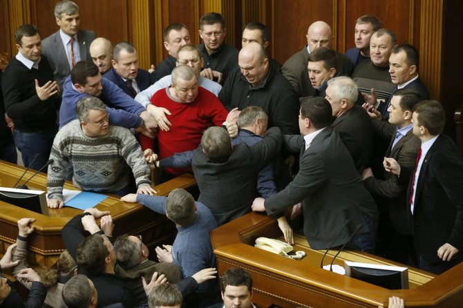 AFP/„Scanpix“ nuotr./Susistumdymai Ukrainos parlamente
