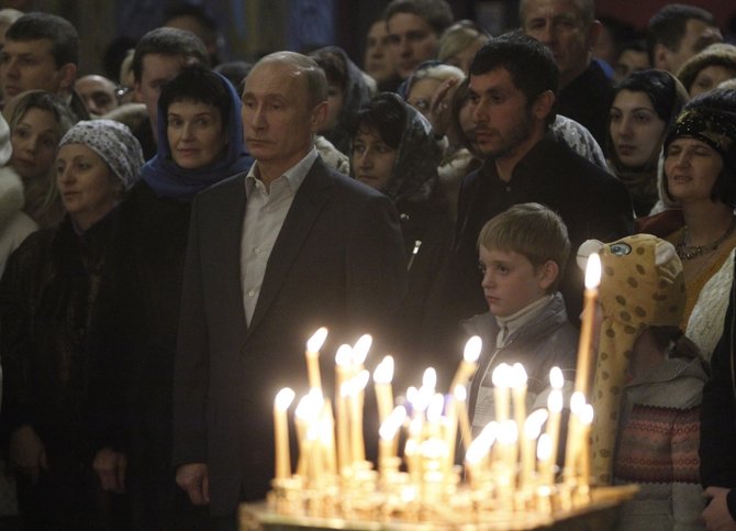 „Scanpix“ nuotr./Vladimiras Putinas dalyvauja Kalėdų mišiose Sočyje