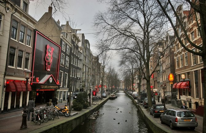 „Scanpix“ nuotr./Siekdama kovoti su prekyba žmonėmis Nyderlandų valdžia išvalė garsųjį Amsterdamo raudonųjų žibintų kvartalą