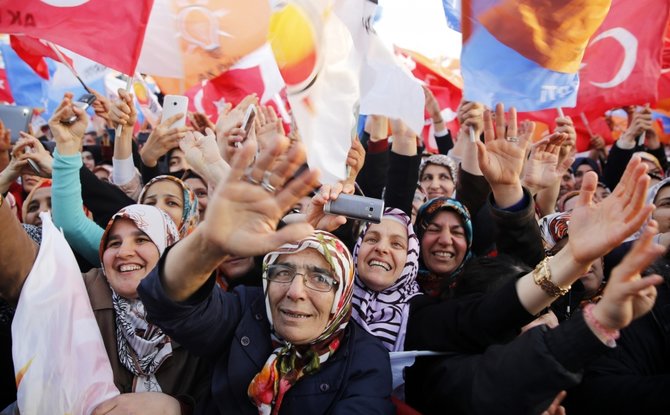„Scanpix“ nuotr./Turkijos premjero T.Erdogano ir jo partijos AKP rėmėjai - religingi provincijos gyventojai