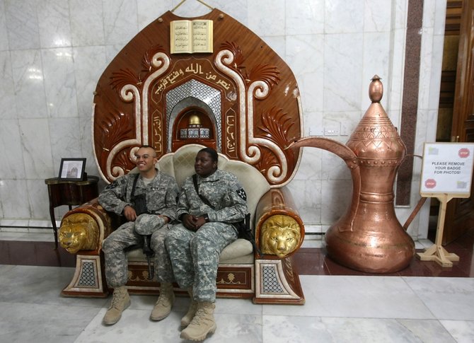 „Scanpix“ nuotr./JAV kariai nuverstojo Irako diktatoriaus Saddamo Husseino rūmuose
