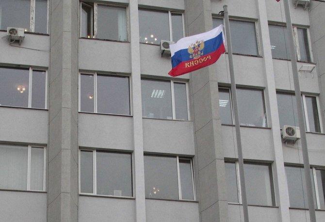 „Reuters“/„Scanpix“ nuotr./Rusijos vėliava iškelta prie Sevastopolio savivaldybės pastato Kryme