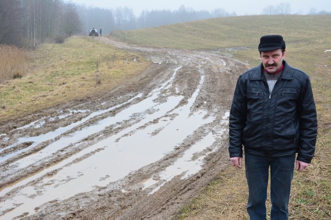 Vilmos Danauskienės nuotr./Algirdas Milukas sakė, kad ant šio kelio per keletą metų atvežė 20 priekabų kieto grunto - akmenų, plytgalių.