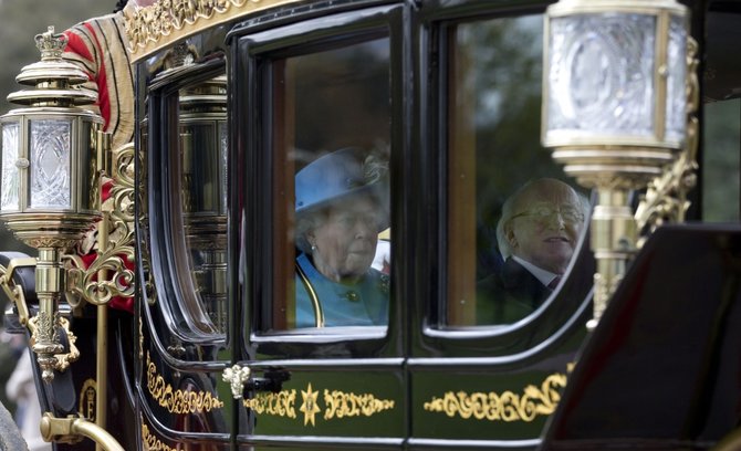 AFP/„Scanpix“ nuotr./Didžiosios Britanijos karalienė Elizabeth II ir Airijos prezidentas Michaelas D.Higginsas vizito Londone metu