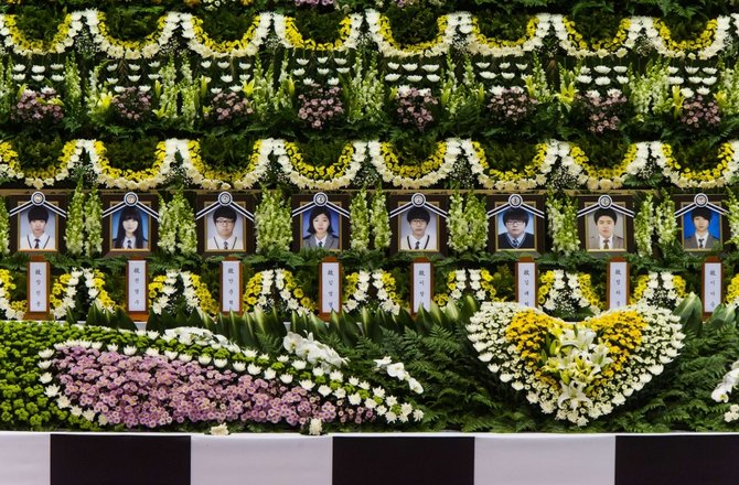 AFP/„Scanpix“ nuotr./Memorialas Pietų Korėjoje nuskendusio kelto Sewol aukoms