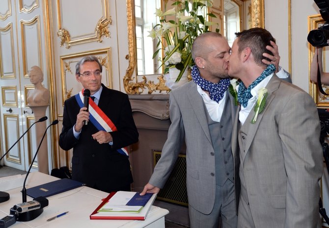 AFP/„Scanpix“ nuotr./Starsbūro meras Roland'as Riesas sutuokė Yves'ą Lorentzą ir Patrice'ą Strubą