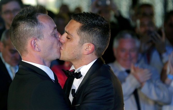 AFP/„Scanpix“ nuotr./Vincentas Autinas ir Bruno Boileau susituokė pernai gegužę Montpeljė mieste ir tapo pirmąja pora, pasinaudojusia naujuoju įstatymu