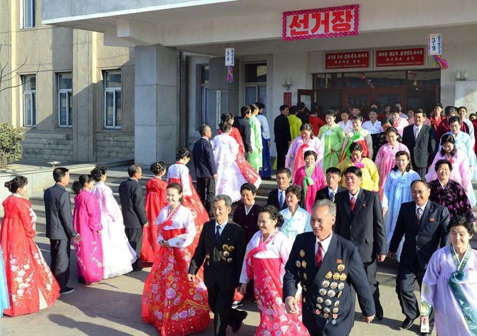 „Scanpix“ nuotr./Valtybinės Šiaurės Korėjos naujienų agentūros platinamose nuotraukose - tik gražiai apsirengę ir besišypsantys žmonės