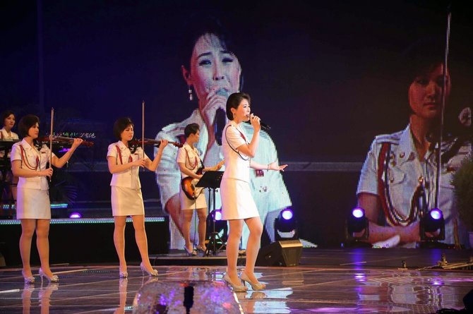 „Scanpix“ nuotr./Kai grupės Moranbong daininkės per televiziją pasirodė ne tik trumpais sijonais, bet ir trumpomis šukuosenomis, Šiaurės Korėjos moterys suabejojo, kas leidžiama madoje, o kas ne