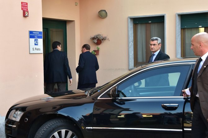 AFP/„Scanpix“ nuotr./Silvio Berlusconi atvyko į netoli Milano esančią slaugos ligoninę pradėti už mokestinį sukčiavimą skirto visuomenei naudingo darbo.