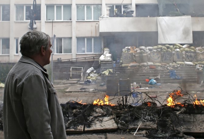 „Reuters“/„Scanpix“ nuotr./Sudegęs Mariupolio milicijos būstinės pastatas