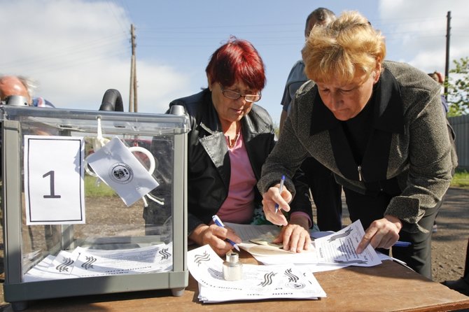 „Reuters“/„Scanpix“ nuotr./Balsavimas Ternovojos kaime Luhansko srityje