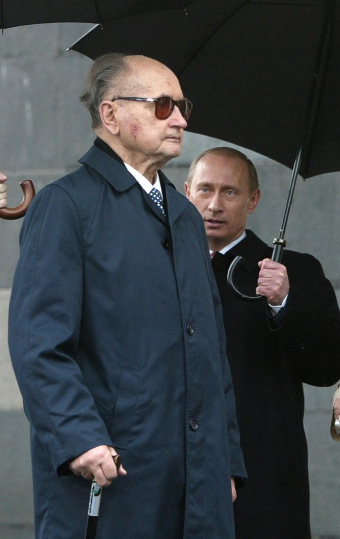 AFP/„Scanpix“ nuotr./Wojciechas Jaruzelskis su Rusijos prezidentu Vladimiru putinu 2005-aisiais