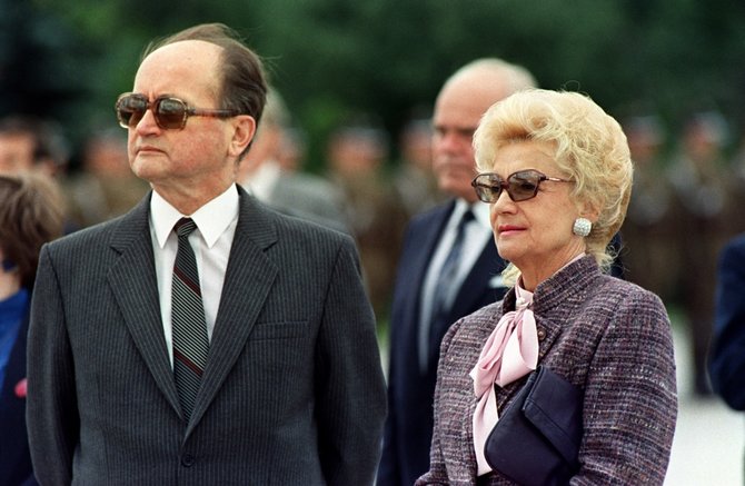 AFP/„Scanpix“ nuotr./Wojciechas Jaruzelskis su žmona Barbara 1989-aisiais