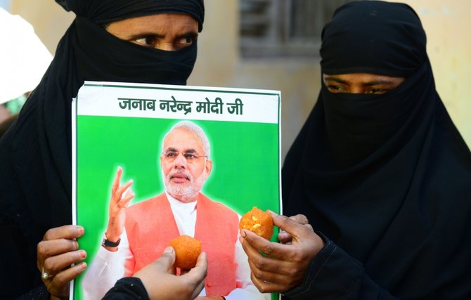 „Scanpix“ nuotr./Narendra Modi turi gerbėjų ir Indijos musulmonų tarpe