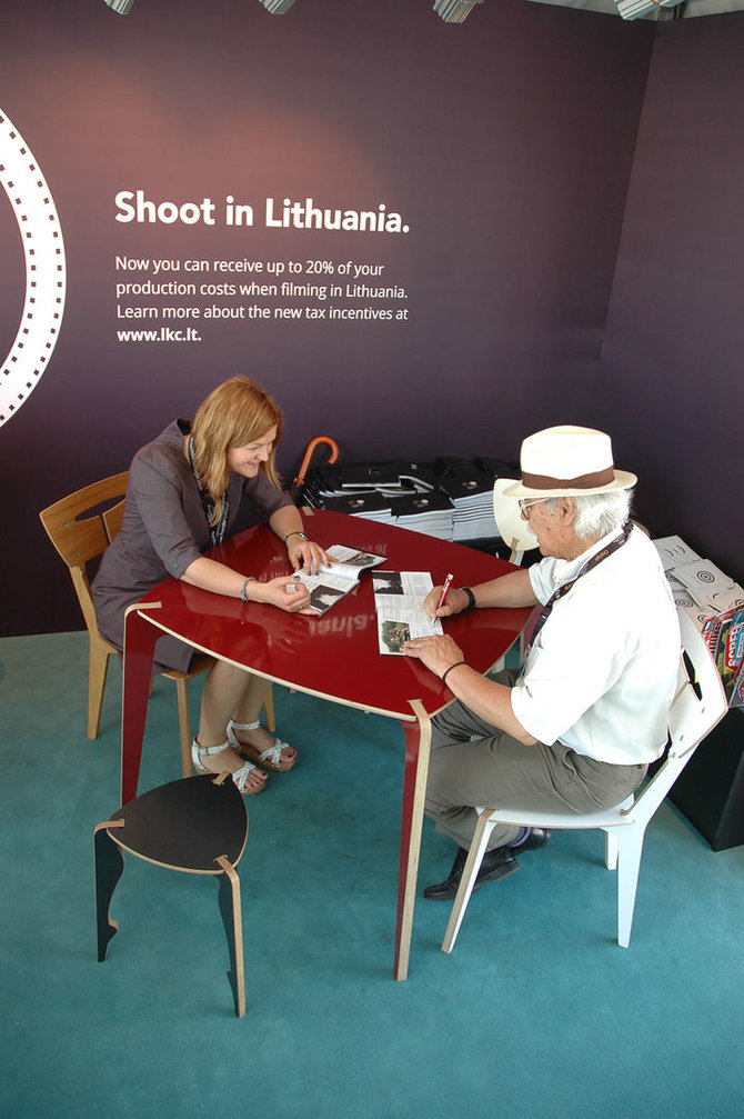 Kanų kino mugės svečiai apie lietuvišką kiną sužinojo sėdėdami ant lietuviškų baldų