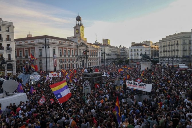 AFP/„Scanpix“ nuotr./Ispanijos karaliui atsisakius sosto į Madrido gatves išėjo antimonarchistai