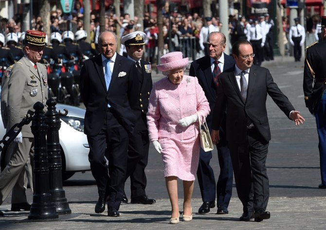 „Scanpix“ nuotr./Karalienė Elizabeth II, jos vyras princas Philipas ir Prancūzijos prezidentas Francois Hollande'as