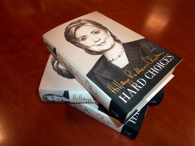 AFP/„Scanpix“ nuotr./Hillary Clinton knyga