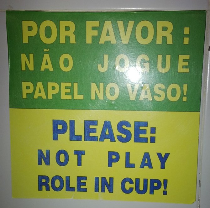 Aistės Šuliokaitės nuotr./Užrašas Rio de Žaneire: „Prašau nemesti popieriaus į unitazą“