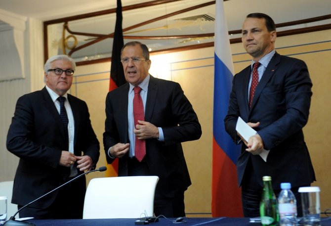 AFP/„Scanpix“ nuotr./Frankas-Walteris Steinmeieris, Sergejus Lavrovas ir Radoslawas Sikorskis