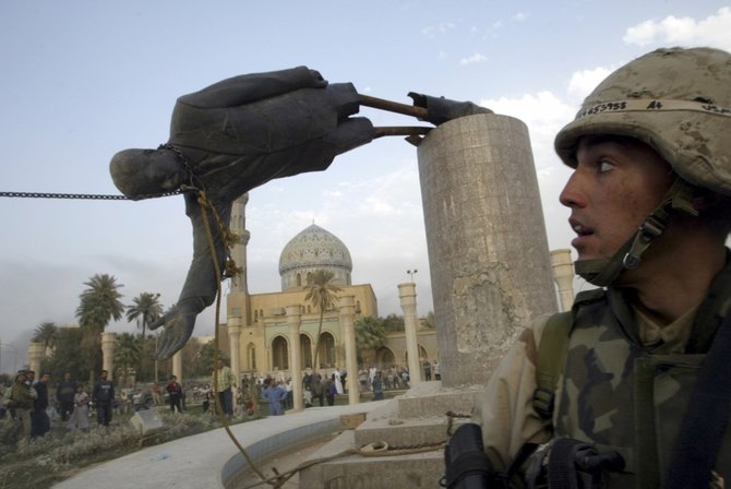 „Scanpix“ nuotr./Verčiama Saddamo Husseino statula