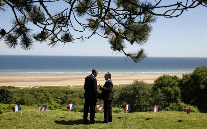 „Scanpix“ nuotr./Barackas Obama ir Francois Hollande'as Normandijoje