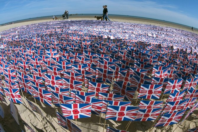 „Scanpix“ nuotr./Didžiosios Britanijos vėliavėlės Normandijos paplūdimyje, kuriame prieš 70 metų išsilaipino britų kariai
