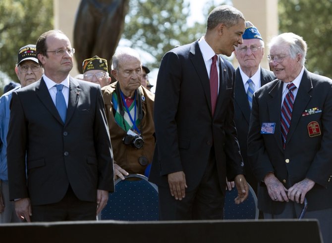 „Scanpix“ nuotr./Barackas Obama, Francois Hollande'as ir išsilaipinimo Normandijoje veteranai