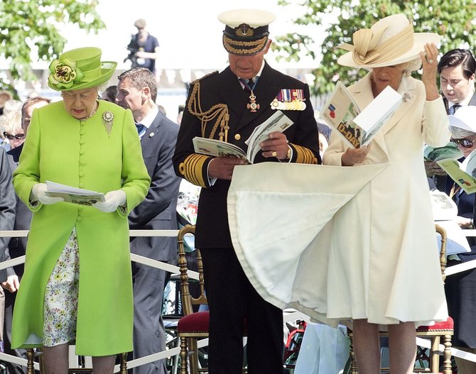 „Reuters“/„Scanpix“ nuotr./Didžiosios Britanijos karalienė Elizabeth II, Velso princas Charlesas ir Kornvalio hercogienė Camilla Normandijoje