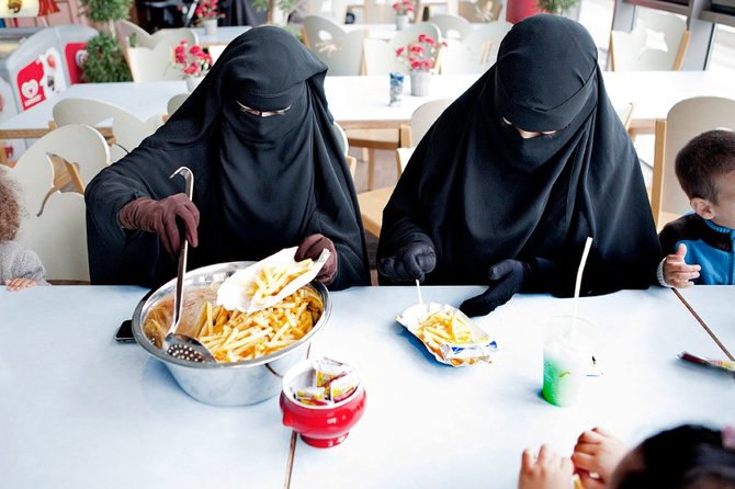 spiegel.de nuotr./Salafistės, net ir valgydamos, bijo atverti pašaliniams veidą. 