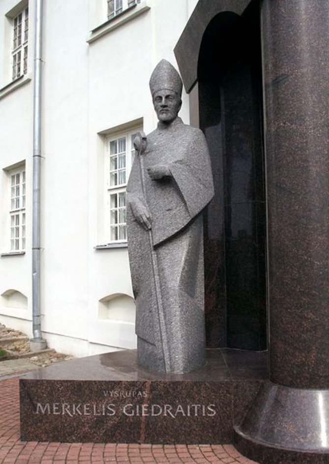 Žemaičių vyskupo Merkelio Giedraičio skulptūra Varniuose