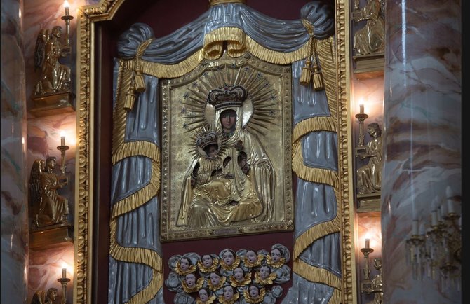 Gints Bāliņš/TVNET nuotr./Dievo Motinos paveikslas su apkaustais Agluonos bažnyčios altoriuje.
