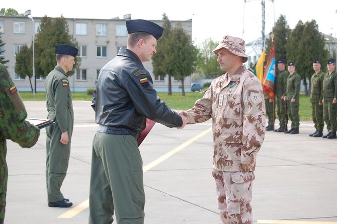 Sutikti Afganistano kariuomenės pilotus rengę Lietuvos kariai 