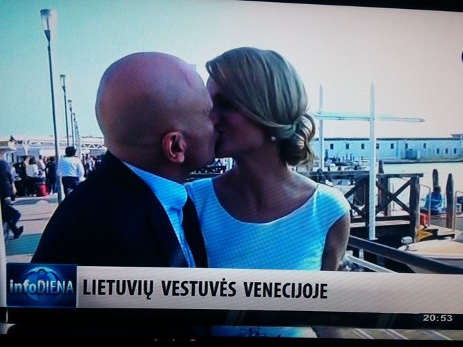 Info TV stop kadras/Gegvydas Vainauskas bučiuoja savo žmoną