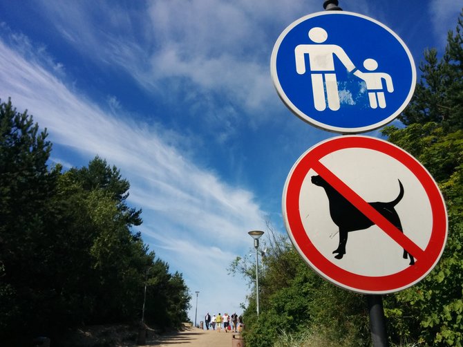 Dovilės Jablonskaitės nuotr./Palangos paplūdimiuose, jų prieigose ir net ant tilto šunys nepageidaujami.