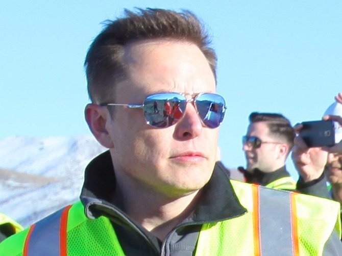 Tesla CEO Elon Musk apžiūri Gigafactory statybą
