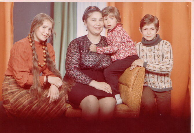 Asmeninio albumo nuotr./Su mama, broliu ir seserimi