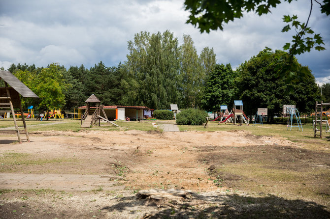 Luko Balandžio / 15min nuotr./Prie darželio „Strazdelis“ statys modulinį priestatą