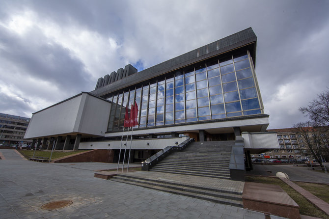 Luko Balandžio / 15min nuotr./Teatras iš lauko pusės. Šiais laiptais pakylate ir įžengiate į stebuklingą teatro pasaulį.