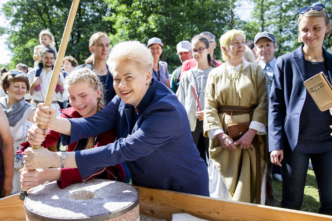 Luko Balandžio / 15min nuotr./Dalia Grybauskaitė lankėsi medkopio pabaigos šventėje senovinės bitininkystės muziejuje