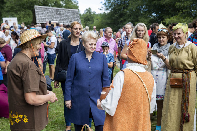 Luko Balandžio / 15min nuotr./Dalia Grybauskaitė lankėsi medkopio pabaigos šventėje 