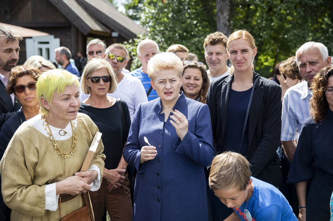 Luko Balandžio / 15min nuotr./Dalia Grybauskaitė lankėsi medkopio pabaigos šventėje senovinės bitininkystės muziejuje