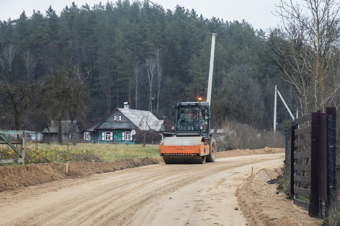 Luko Balandžio / 15min nuotr./Tvarkoma Upės gatvė Vilniaus rajone